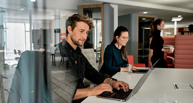 Coworkers sitting and working at Grünhof Augustinerplatz location