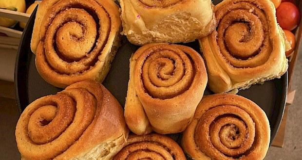 Leckere hausgemachte Zimtschnecken in der La Cornerie