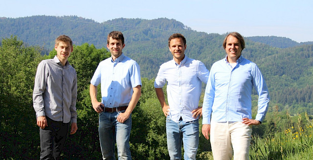 Die vier Gründer von Highline Technology draußen in der Natur