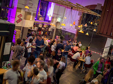 Veranstaltung mit Bar-Betrieb in abendlicher Stimmung im Kreativpark Lokhalle