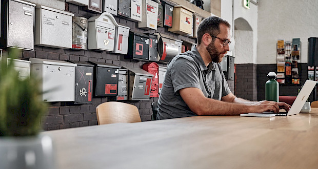 A coworker works with focus at the Grünhof Coworking Space