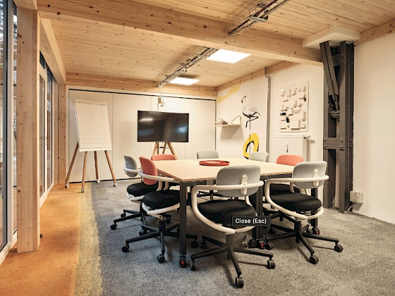 Schicker Meeting- und Workshopraum für bis zu 8 Personen mit Bildschirm und Flipchart