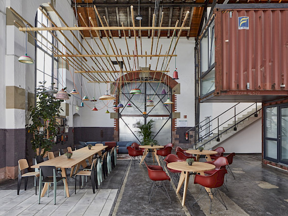 Eingangsbereich der stylischen Lokhalle im Container-Chic
