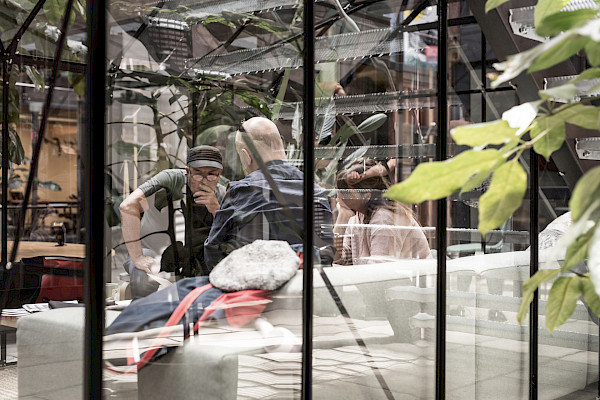 Beratung im Glashaus umgeben von Pflanzen im Kreativpark Lokhalle
