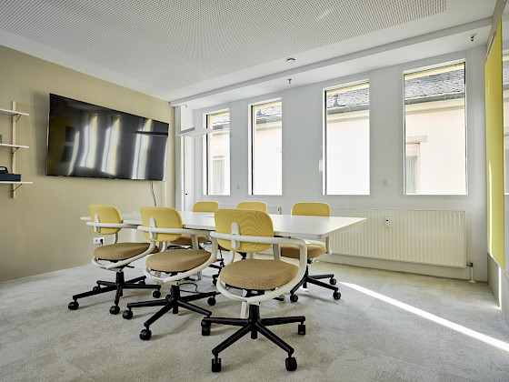 Heller Meetingraum mit Bildschirm Yellow Submarine