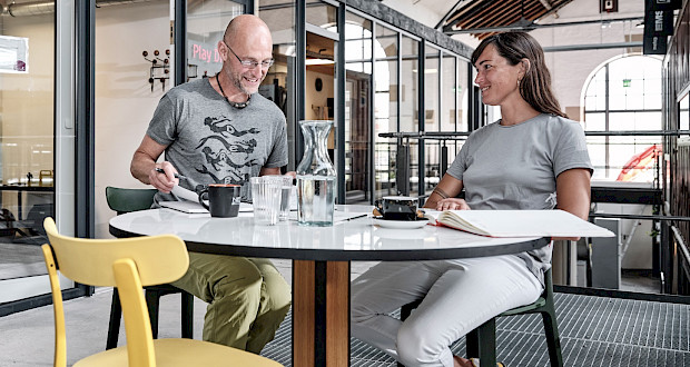 Coworker trinken Wasser in einer Besprechung