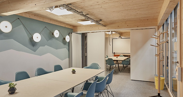 Meetingraum mit langer Tafel im Kreativpark Lokhalle