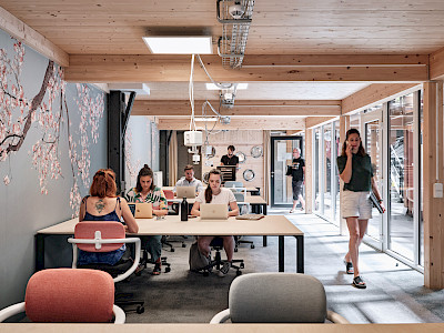 Personen im Coworking Flexbereich im Kreativpark Lokhalle
