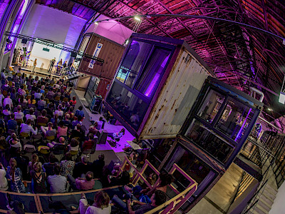Eventlocation mit Bühne für Konferenzen, Tagungen, Präsentationen und Events für bis zu 150 Personen