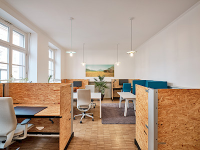 Height-adjustable workstations in the Grünhof coworking space on Belfortstrasse
