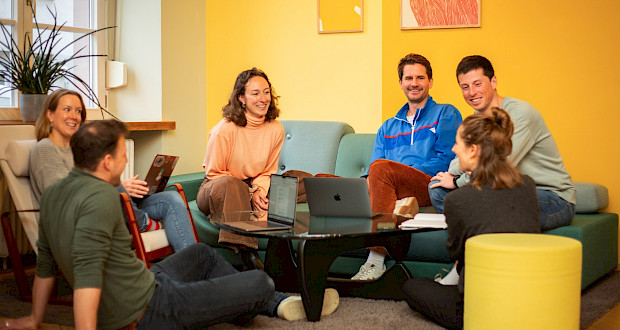 Coworker sitzen zusammen und diskutieren