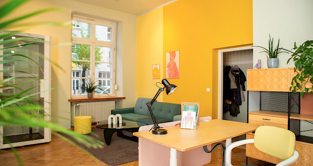 Empfangsbereich mit Sofa-Lounge Grünhof Coworking