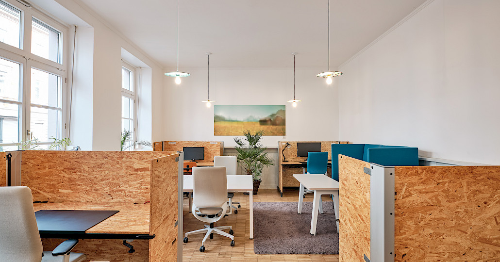 Coworking workstations with height-adjustable desks in the Grünhof on Belfortstraße