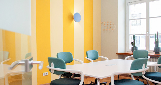 Lichtdurchfluteter Meetingraum in der Belfortstraße