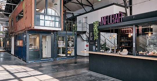 Eingangsbereich des Kreativparks Lokhalle mit Blick auf die Infobar und ausgebaute Überseecontainer | &copy; Christoph Düpper Fotografie