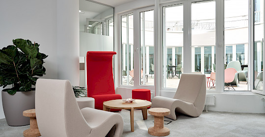 Sitzlounges im Coworkingbereich im Grünhof Augustinerplatz | &copy; Christoph Düpper Fotografie