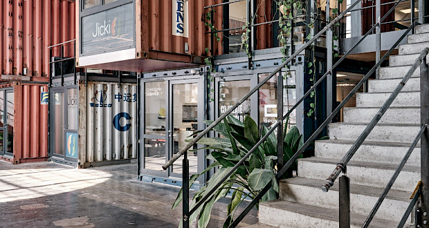 Büros und Coworkingspaces in ausgebauten Schiffscontainern im Kreativpark Lokhalle