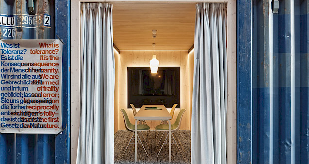 Meeting-Ecke in Container eingebaut mit Tisch und Bildschirm