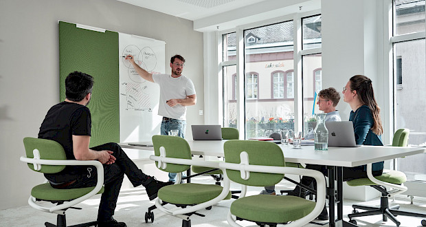 Coworkers in a meeting room at Grünhof Augustinerplatz location