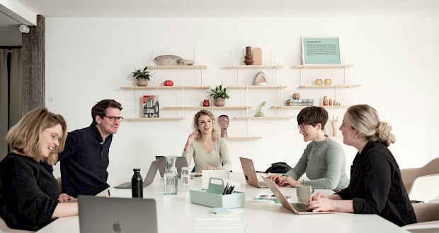 Coworkers in a team meeting at Grünhof Augustinerplatz location