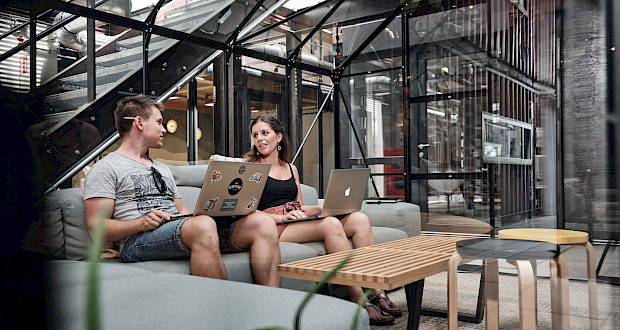 Coworking in the greenhouse at the Kreativpark Lokhalle