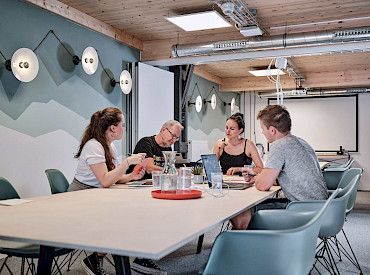 Meeting in the meeting room at the Kreativpark Lokhalle | © Christoph Düpper Fotografie