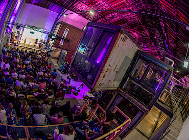 Speaker on stage in front of an audience at the Kreativpark Lokhalle | © Christoph Düpper Fotografie