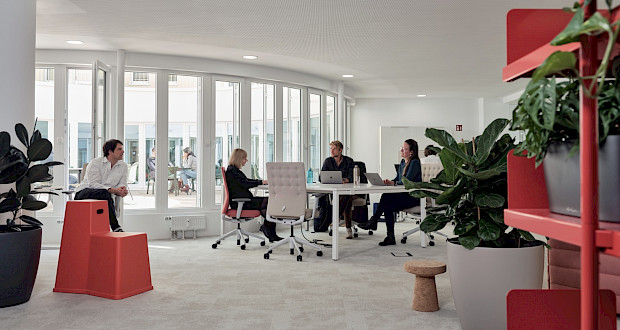 Spacious flex area with Vitra furniture at Grünhof Augustinerplatz location