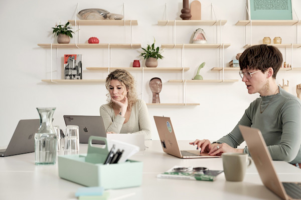 Coworker sitzen gemeinsam am Tisch im Design Office