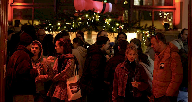 Joyful atmosphere at the community Christmas party in Grünhof Kreativpark Lokhalle location