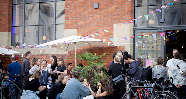 Joyful atmosphere at the community summer party in Grünhof Kreativpark Lokhalle location