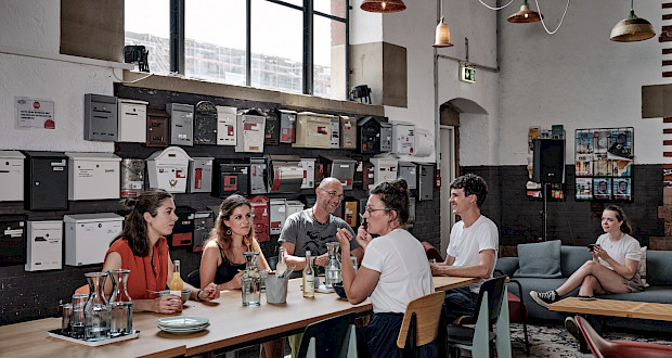  | © Community breakfast in the entrance area of Grünhof Kreativpark Lokhalle location