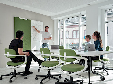 Workshop zu Transformation und Innovation in einem hellen Meetingraum am Standort Augustinerplatz