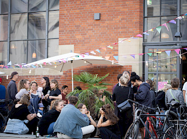 Joyful atmosphere at the community summer party in Grünhof Kreativpark Lokhalle location