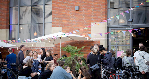 Firmenfeier mit ausgelassener Stimmung im Grünhof