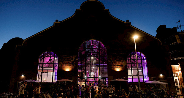 Lokhalle von außen in abendlicher Stimmung